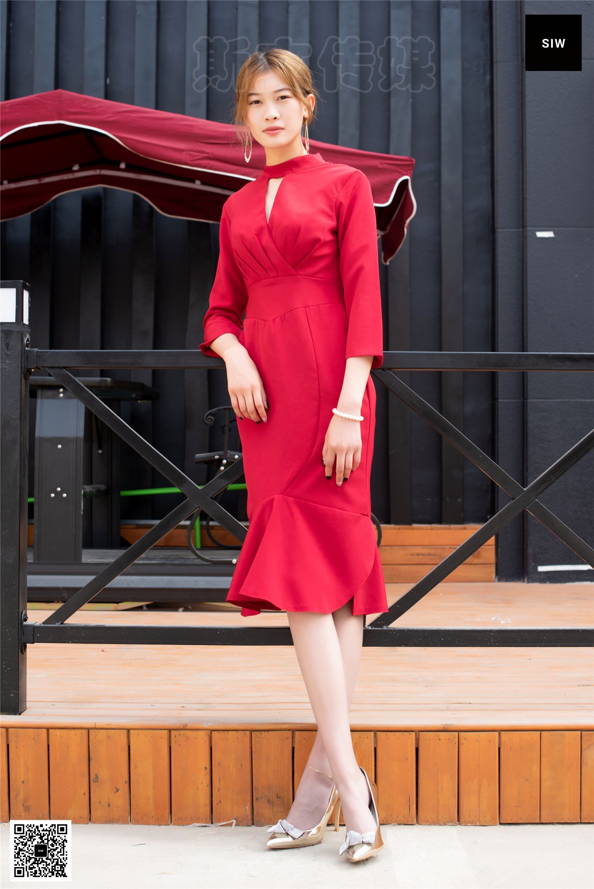 SIW斯文传媒 047 火红立领七分袖别致鱼尾裙 - 新芳